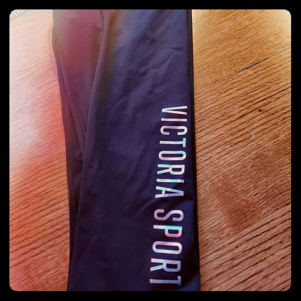 Victoria Sport Capri Leggings